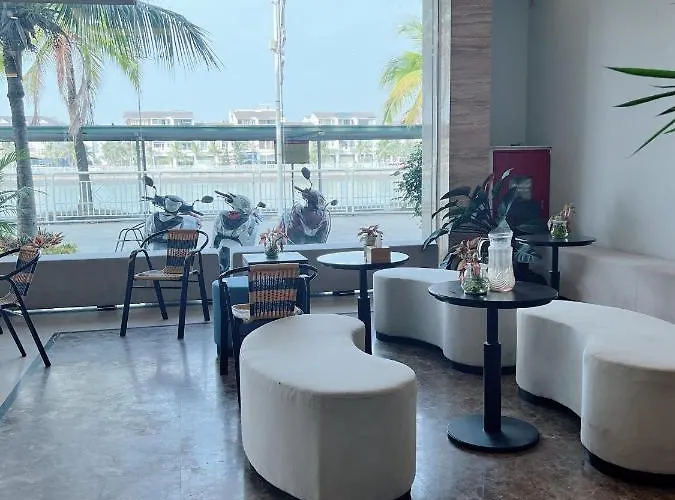 Moon Halo Hotel